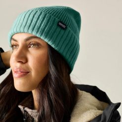 Czapka zimowa damska REGATTA Ribbed Basic. Zielone czapki damskie Regatta, na zimę, bez wzorów, z materiału. Za 77.99 zł.
