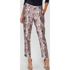 Scotch & Soda - Spodnie. Spodnie materiałowe damskie Scotch & Soda, bez wzorów, z materiału, casualowe. W wyprzedaży za 299.90 zł.
