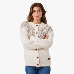 Kardigan damski Swedemount Lofoten Wool Knit Cardigan. Białe kardigany damskie SWEDEMOUNT, bez wzorów, z dzianiny, bez kołnierzyka. W wyprzedaży za 185.00 zł.