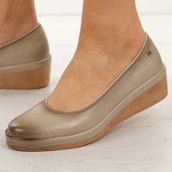 Beżowe skórzane półbuty damskie Vinceza 39987. Brązowe półbuty damskie VINCEZA, na jesień, bez wzorów, z jeansu, eleganckie, z okrągłym noskiem, bez obcasa, na koturnie, bez zapięcia. Za 219.00 zł.