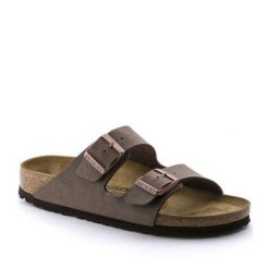 Birkenstock Arizona Mocca Klapki Dorosłych. Brązowe klapki damskie Birkenstock, bez wzorów, z gumy, bez obcasa, bez zapięcia. Za 389.40 zł.