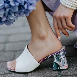Białe skórzane Polskie klapki damskie na obcasie Deoni D510. Białe klapki damskie Deoni, bez wzorów, ze skóry, eleganckie, bez obcasa, na obcasie, bez zapięcia. Za 339.00 zł.