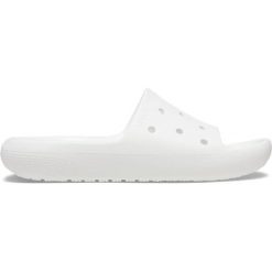 Klapki plażowe dla dorosłych Crocs Classic Slide V2. Białe klapki damskie Crocs, bez wzorów, sportowe, bez obcasa, bez zapięcia. W wyprzedaży za 109.00 zł.