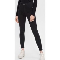 Jeansy high waist skinny - Czarny. Czarne jeansy damskie House, bez wzorów, z jeansu, z podwyższonym stanem. Za 99.99 zł.