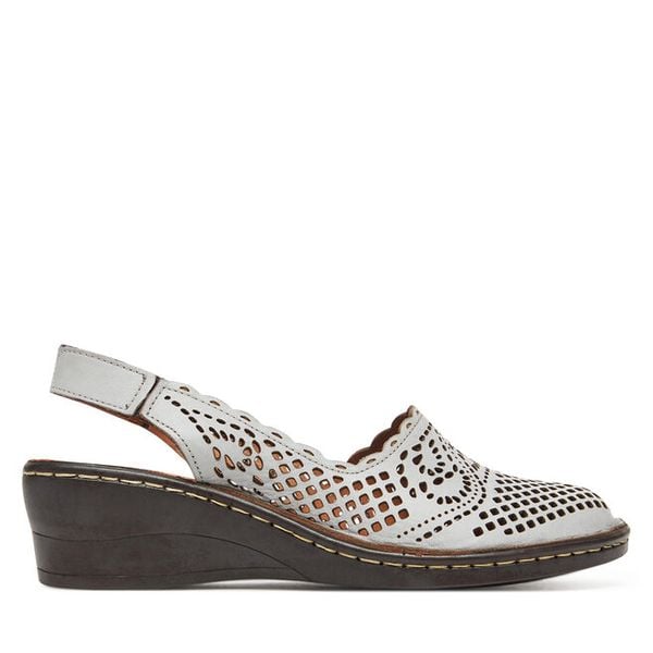 Sandały Comfortabel. Szare sandały damskie Comfortabel, bez wzorów, bez obcasa, na koturnie, bez zapięcia. Za 179.99 zł.