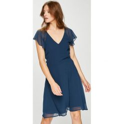 Pepe Jeans - Sukienka. Niebieskie sukienki damskie Pepe Jeans, na co dzień, l, bez wzorów, z jeansu, casualowe, bez kołnierzyka, bez ramiączek, mini, proste. W wyprzedaży za 199.90 zł.