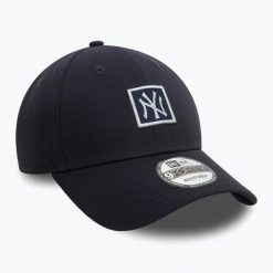 Czapka z daszkiem New Era Metallic Patch 9FORTY New York Yankees. Niebieskie czapki damskie New Era, na zimę, bez wzorów. Za 119.99 zł.