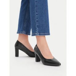Czółenka MEXX. Czarne czółenka damskie Mexx, bez wzorów, bez obcasa, bez zapięcia. Za 299.99 zł.