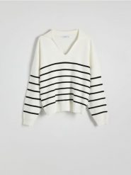 Sweter oversize - złamana biel. Swetry nierozpinane damskie Reserved, l, bez wzorów, z dzianiny, bez kołnierzyka, bez ramiączek. W wyprzedaży za 79.99 zł.