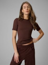 4F T-shirt slim gładki damski - brązowy M. Brązowe t-shirty damskie 4F, m, bez wzorów, z materiału, bez kołnierzyka, bez ramiączek. Za 79.99 zł.
