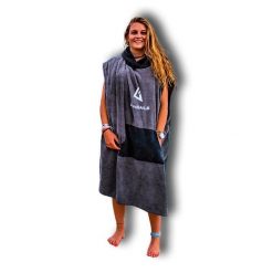 Surf poncho w kolorze szarym z kapturem i kieszenią kangurką. Czarne szlafroki damskie GUNSAILS, uniwersalny, bez wzorów, bez ramiączek, z kapturem. Za 219.00 zł.