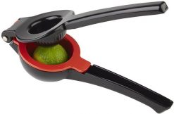 APS Limetten- und Zitronenpresse, schwarz/rot aus Aluminium-Druckguss, Maße: (B)70 x (T)210 x (H)50 mm - 1 Stück (93214). Wyciskarki APS. Za 159.01 zł.