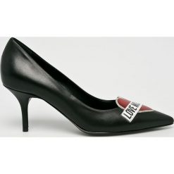 Love Moschino - Szpilki. Czarne szpilki damskie Love Moschino, bez wzorów, z materiału, bez obcasa, na obcasie, bez zapięcia. W wyprzedaży za 599.90 zł.