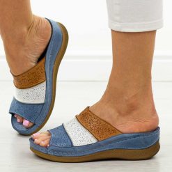 Niebieskie skórzane klapki damskie na koturnie T.Sokolski 172. Niebieskie klapki damskie Sokolski, na lato, bez wzorów, z jeansu, biznesowe, bez obcasa, na koturnie, bez zapięcia. Za 199.00 zł.