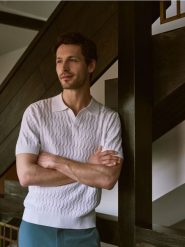 Strukturalny sweter polo - biały. Białe swetry męskie Reserved, l, bez wzorów, z bawełny, bez kołnierzyka, bez ramiączek. W wyprzedaży za 79.99 zł.