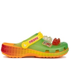 Klapki męskie Crocs HARIBO CLS CLG. Czerwone klapki męskie Crocs, bez wzorów, bez zapięcia. W wyprzedaży za 299.00 zł.