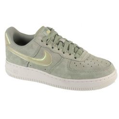Buty sportowe Sneakersy damskie, W Air Force 1 07 SE. Zielone obuwie sportowe damskie Nike, bez wzorów, bez zapięcia, trekkingowe. Za 499.99 zł.