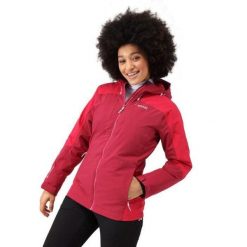 Kurtka turystyczna zimowa damska Highton ze stretchem. Czerwone kurtki sportowe damskie Regatta, na zimę, bez wzorów, bez ramiączek, bez kaptura, trekkingowe. W wyprzedaży za 326.40 zł.