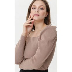 Beżowy Sweter Boysenberry. Brązowe swetry nierozpinane damskie Born2be, s, bez wzorów, prążkowane, bez kołnierzyka, bez ramiączek. Za 79.99 zł.