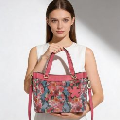 Torebka damska Laura Vita, z materiału syntetycznego z dekoracyjnym nadrukiem kwiatowym krótkie uchwyty do noszenia w dłoni regulowany pasek na ramię. Czerwone listonoszki damskie Laura Vita, bez wzorów, z materiału, na ramię, z nadrukiem, bez dodatków. Za 319.00 zł.
