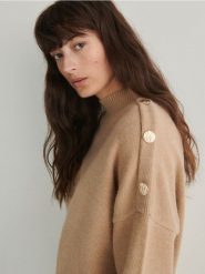 Sweter oversize z golfem - beżowy. Brązowe swetry nierozpinane damskie Reserved, l, bez wzorów, z dzianiny, bez kołnierzyka, bez ramiączek. W wyprzedaży za 49.99 zł.