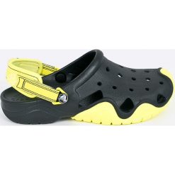 Crocs - Klapki. Czarne klapki męskie Crocs, bez wzorów, z gumy, bez zapięcia. W wyprzedaży za 159.90 zł.