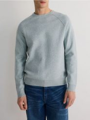 Sweter z domieszką lnu - jasnoniebieski. Niebieskie swetry męskie Reserved, l, bez wzorów, z dzianiny, bez kołnierzyka, bez ramiączek. W wyprzedaży za 59.99 zł.