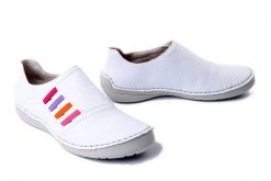 RIEKER 52560-80 white, półbuty damskie. Białe półbuty damskie Rieker, bez wzorów, bez obcasa, bez zapięcia. Za 223.93 zł.