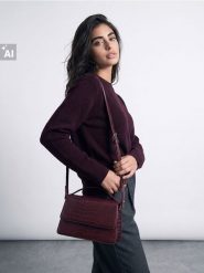 Jednolity sweter - bordowy. Czerwone swetry nierozpinane damskie Sinsay, l, bez wzorów, bez kołnierzyka, bez ramiączek. Za 49.99 zł.