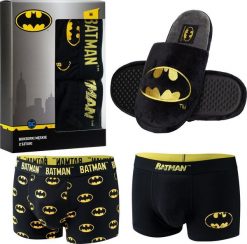 Soxo Zestaw 2x Męskie bokserki Batman i kapcie Batman pomysł na prezent świąteczny. Bokserki męskie Soxo, bez wzorów. Za 159.99 zł.