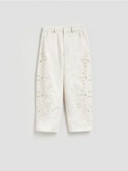 Jeansy straight z haftem - biały. Białe jeansy damskie Reserved, bez wzorów, z denimu. Za 259.99 zł.