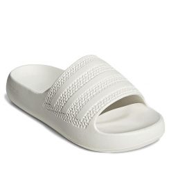 Klapki adidas. Białe klapki damskie Adidas, bez wzorów, sportowe, bez obcasa, bez zapięcia. Za 199.99 zł.