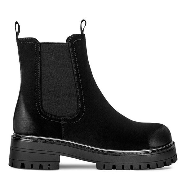 Botki Jenny Fairy. Czarne botki damskie Jenny Fairy, bez wzorów, bez obcasa, na płaskiej podeszwie, bez zapięcia. Za 159.99 zł.