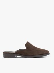 Ciemnobrązowe klapki mule ze skóry welurowej. Brązowe klapki damskie Ryłko, bez wzorów, ze skóry, eleganckie, z okrągłym noskiem, bez obcasa, na obcasie, bez zapięcia. Za 299.99 zł.