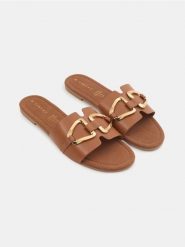 Klapki z wkładką ze skórą naturalną - bordowy. Czerwone klapki damskie Sinsay, bez wzorów, ze skóry, bez obcasa, bez zapięcia. Za 39.99 zł.