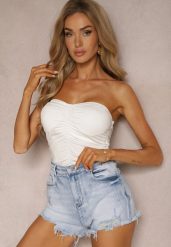 Niebieskie Szorty Denimowe High Waist z Wystrzępionymi Nogawkami Zimefia. Niebieskie szorty damskie Renee, bez wzorów, rockowe, z podwyższonym stanem. Za 59.99 zł.