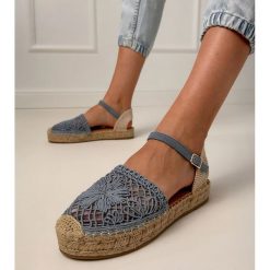Niebieskie sandały espadryle ażurowe. Niebieskie sandały damskie w ażurowe wzory, z jeansu, z okrągłym noskiem, bez obcasa, na platformie, bez zapięcia. Za 81.09 zł.