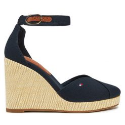 Półbuty Tommy Hilfiger. Niebieskie półbuty damskie Tommy Hilfiger, bez wzorów, bez obcasa, na koturnie, bez zapięcia. Za 259.99 zł.