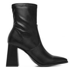 Botki DeeZee. Czarne botki damskie DeeZee, bez wzorów, bez obcasa, na słupku, bez zapięcia. Za 199.99 zł.