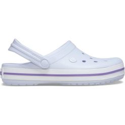 Klapki sportowe na basen Crocs CROCBAND. Białe klapki damskie Crocs, bez wzorów, sportowe, bez obcasa, bez zapięcia. W wyprzedaży za 228.00 zł.