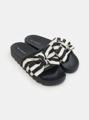 Klapki z dużą kokardą w paski - wielobarwny. Klapki damskie Sinsay, bez wzorów, bez obcasa, bez zapięcia. Za 39.99 zł.