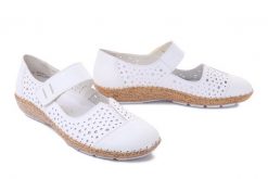 RIEKER 44880-80 white, półbuty letnie damskie. Białe półbuty damskie Rieker, na lato, w ażurowe wzory, bez obcasa, bez zapięcia. Za 223.93 zł.