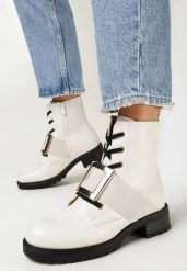 Jasnobeżowe Botki Workery z Metalową Ozdobą Escika. Brązowe botki damskie Born2be, z aplikacjami, bez obcasa, na płaskiej podeszwie, bez zapięcia. Za 64.99 zł.