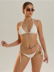 Dół od bikini ze złotymi zdobieniami - kremowy. Białe stroje kąpielowe damskie Sinsay, l, z aplikacjami. Za 19.99 zł.