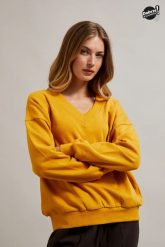 Bluza z dekoltem w serek i długimi rękawami pomarańczowa. Brązowe bluzy damskie MOODO, m, bez wzorów, z bawełny, bez ramiączek, bez kaptura. W wyprzedaży za 34.98 zł.