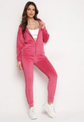 Fuksjowy Komplet Welurowy Ozdobiony Cekinowym Lampasem Bluza z Kapturem i Spodnie Adoriasa. Czerwone bluzy damskie Born2be, m, bez wzorów, z weluru, eleganckie, bez ramiączek, z kapturem. Za 79.99 zł.