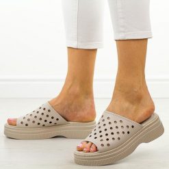 Beżowe skórzane klapki damskie na platformie S.Barski 537. Brązowe klapki damskie S.BARSKI, na lato, w ażurowe wzory, z jeansu, biznesowe, bez obcasa, na platformie, bez zapięcia. Za 229.00 zł.