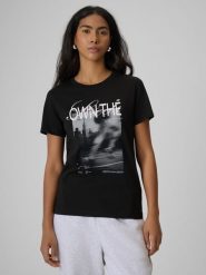 4F T-shirt regular z nadrukiem damski - czarny XL. Czarne t-shirty damskie 4F, xl, bez wzorów, z bawełny, klasyczne, bez kołnierzyka, bez ramiączek. Za 59.99 zł.