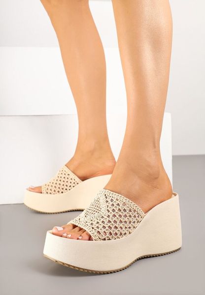 Beżowe Klapki na Koturnie z Szydełkowym Paskiem Solmia. Brązowe klapki damskie Born2be, bez wzorów, eleganckie, bez obcasa, na koturnie, bez zapięcia. Za 99.99 zł.