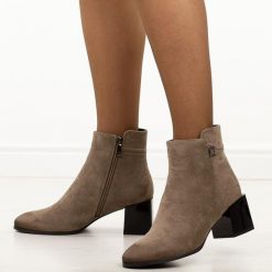 Khaki zamszowe botki damskie na obcasie Potocki 12743. Brązowe botki damskie POTOCKI, na jesień, z aplikacjami, z dzianiny, boho, z okrągłym noskiem, bez obcasa, na obcasie, bez zapięcia. Za 219.00 zł.